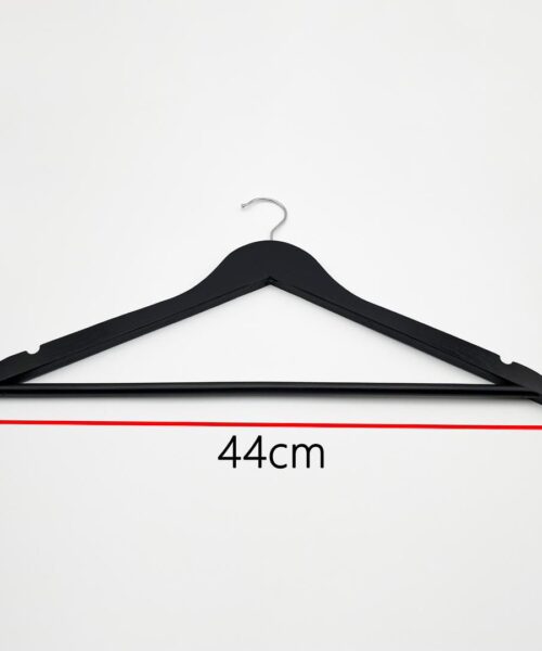 קולב חולצה בצבע שחור