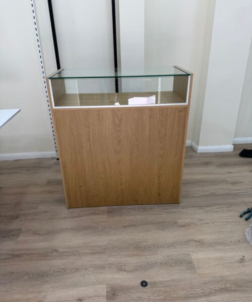 דלפק קופה בצבע עלון + זכוכית לתצוגה רוחב 120 גובה 90 עומק 45